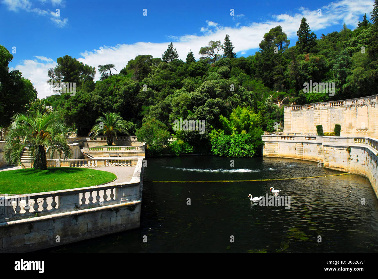 Jardins de la fontaine du parc en ville de Nîmes dans le sud de la France Banque D'Images