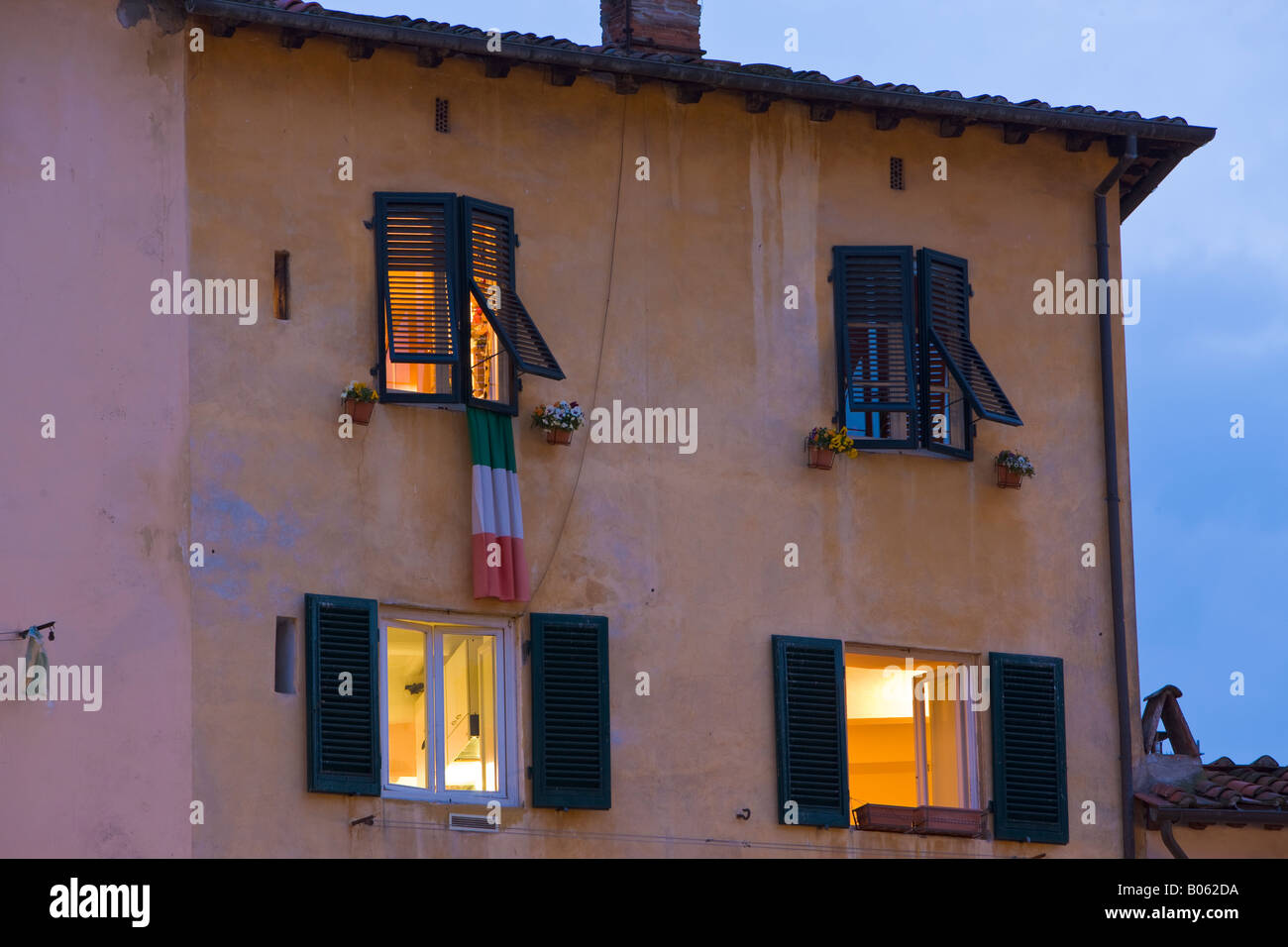 Bâtiments entourant l'ancien amphithéâtre romain, la Piazza Anfiteatro, au crépuscule dans la ville de Lucca, Province de Lucca Banque D'Images Bâtiments entourant l'ancien amphithéâtre romain, la Piazza Anfiteatro, au crépuscule dans la ville de Lucca, Province de Lucca Banque D'Images