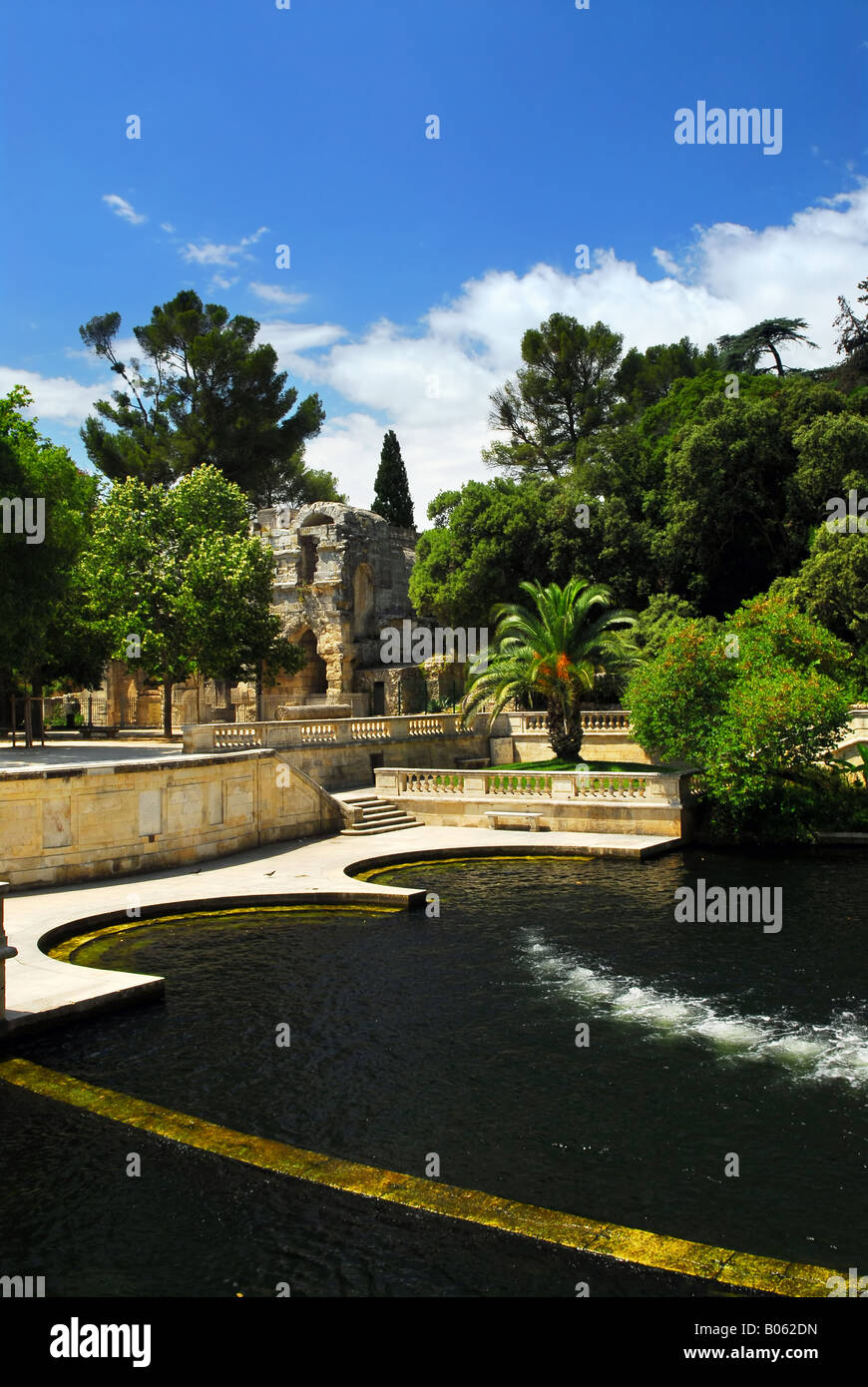 Jardins de la fontaine du parc en ville de Nîmes dans le sud de la France Banque D'Images