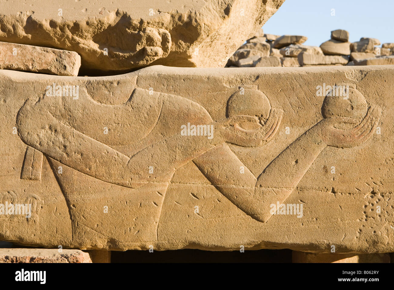 Soulagement de sculpté offrant à Dieu au temple de Louxor, la ville de Louxor, Egypte Banque D'Images
