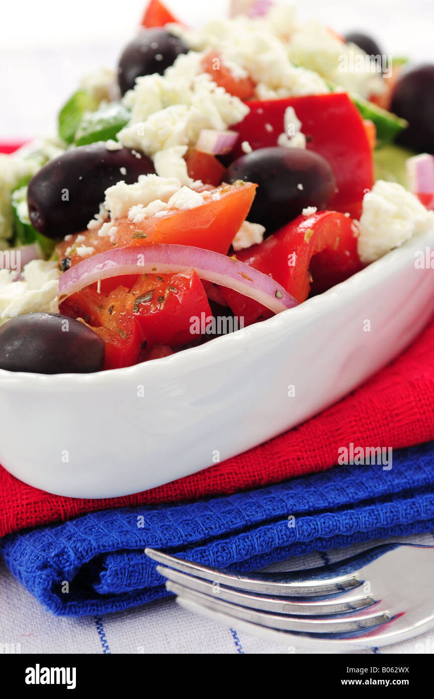 Salade grecque avec fromage feta et olives noires kalamata Banque D'Images