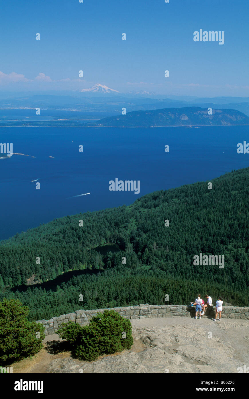 Avis de Rosario Strait et le mont Baker de la montagne de constitution en Moran State Park Orcas Island îles San Juan Washington Banque D'Images