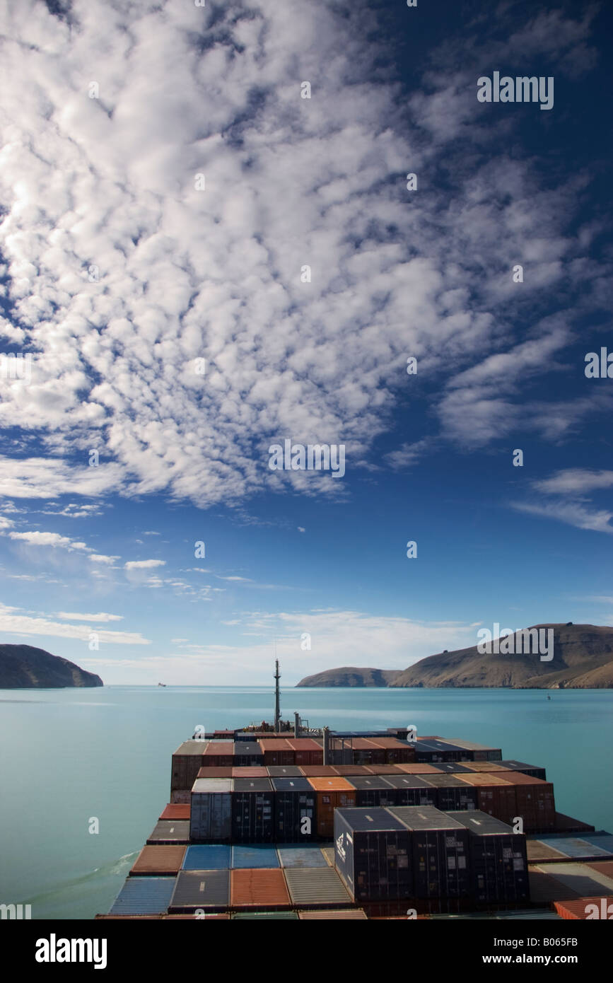 La vue depuis le pont d'un navire porte-conteneurs comme il se dirige vers la mer de Lyttelton, Nouvelle-Zélande Banque D'Images