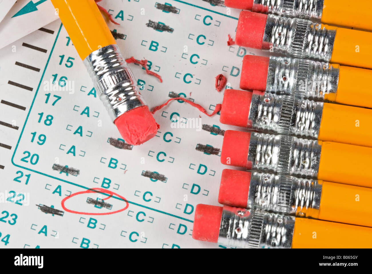 Une bulle quiz ou test sur un bureau à l'école élèves Banque D'Images