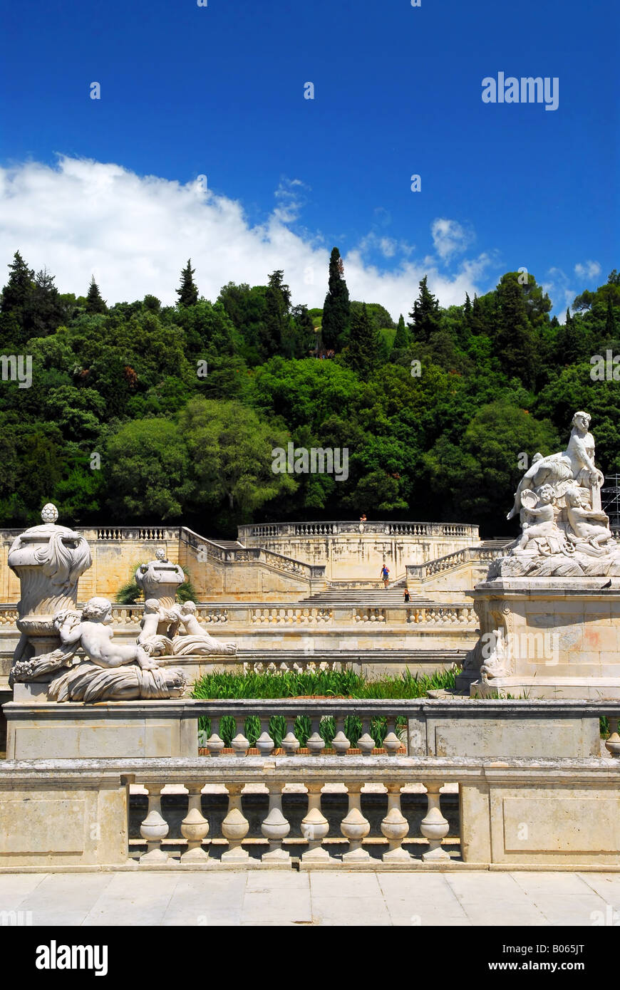 Jardins de la fontaine du parc en ville de Nîmes dans le sud de la France Banque D'Images