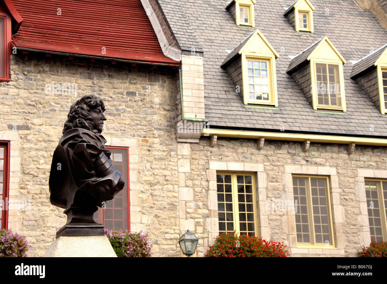 Canada, Québec, Québec. Le vieux Québec, l'architecture historique sur la Place Royale, Louis XIV en bronze. Banque D'Images