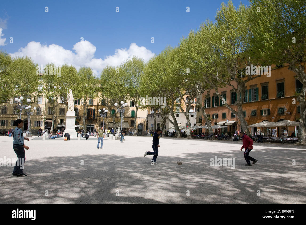 Les jeunes jouent au football sur la Piazza Napoleone Lucca Italie Banque D'Images