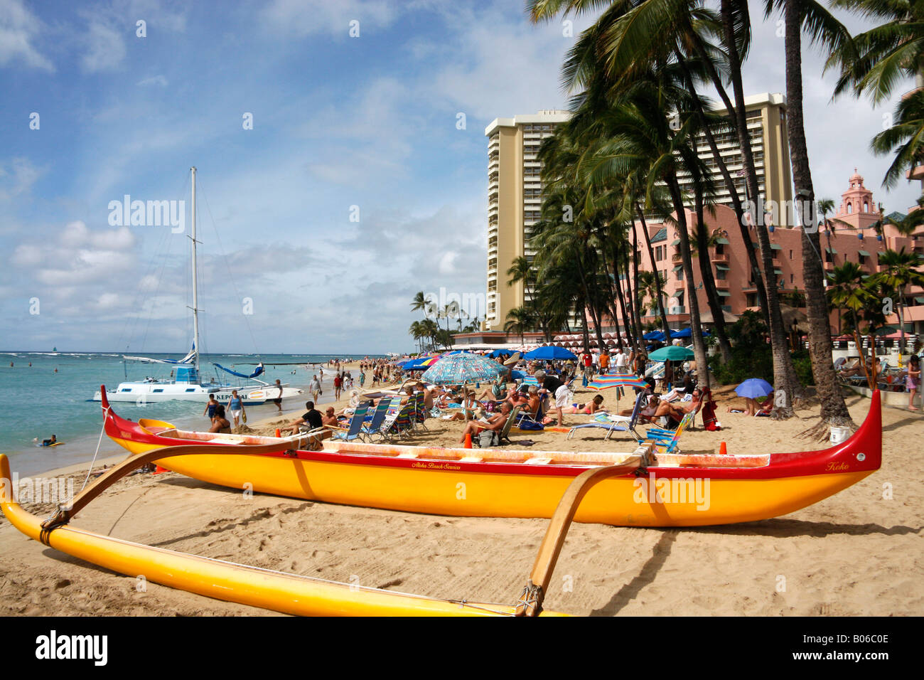 Bateau Catamaran utilisé pour prendre les touristes pour des excursions le long de la côte de la plage de Waikiki, Oahu. Honolulu. Banque D'Images