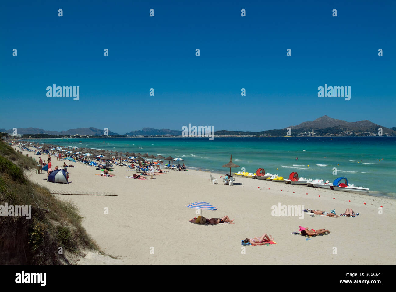 La plage d'Alcudia montrant toute la baie et les montagnes de Tramuntana.Mallorca Banque D'Images