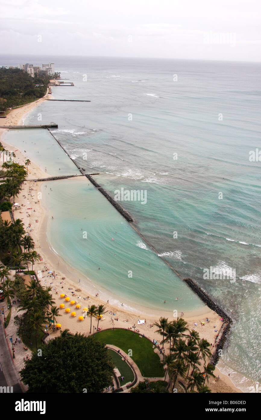 La plage de Waikiki et surfez à partir d'un balcon à l'hôtel Hyatt, Banque D'Images