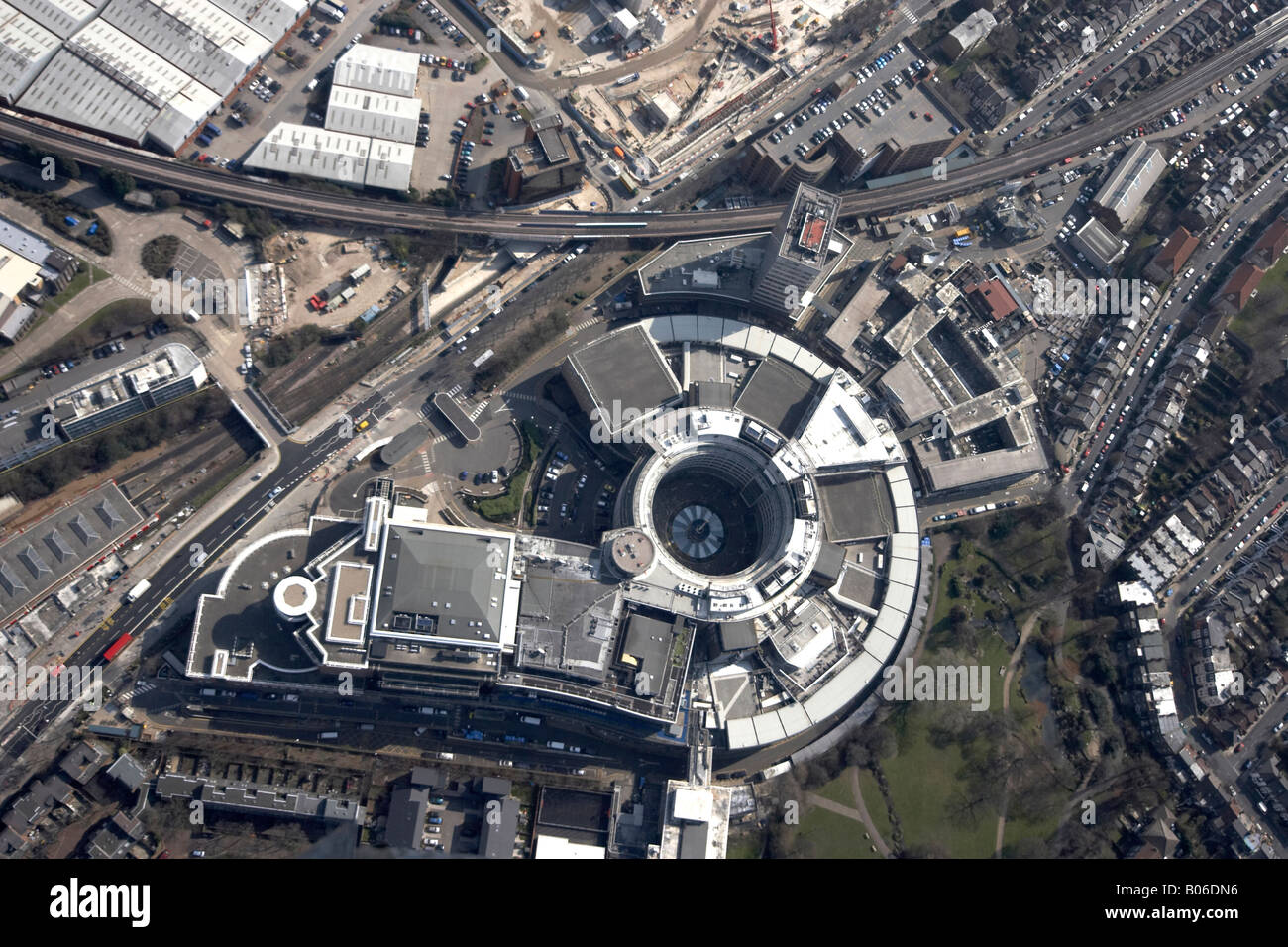 Vue aérienne au sud-est de BBC Television Centre Wood Lane 75015 Park 75015 Fulham London W12 England UK niveau v Banque D'Images