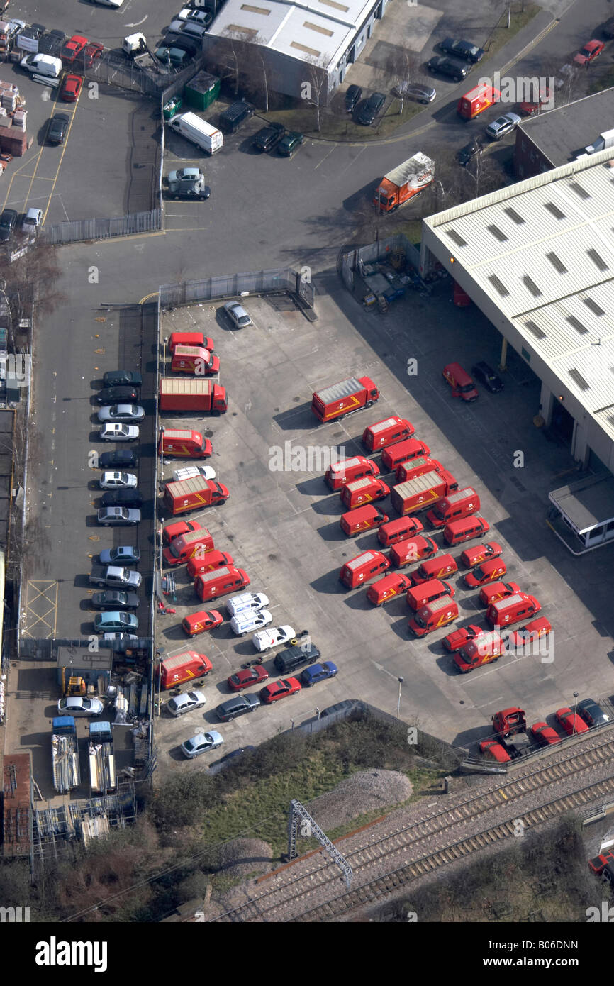 Vue aérienne à l'est de la livraison du courrier Royal Depot avec red cars Kentish Town Camden Londres NW5 England UK oblique de haut niveau Banque D'Images