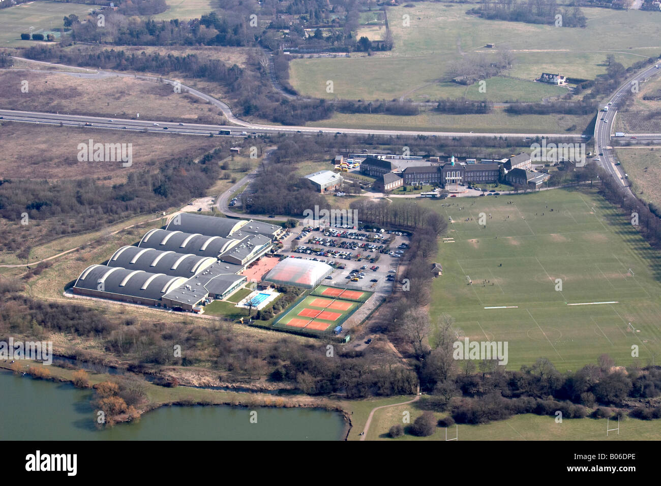 Vue aérienne au sud-est de M11 Rodding Lane Club de Tennis terrain de sport Chigwell La forêt d'Epping London IG7 IG9 IG10 Angleterre UK High Banque D'Images