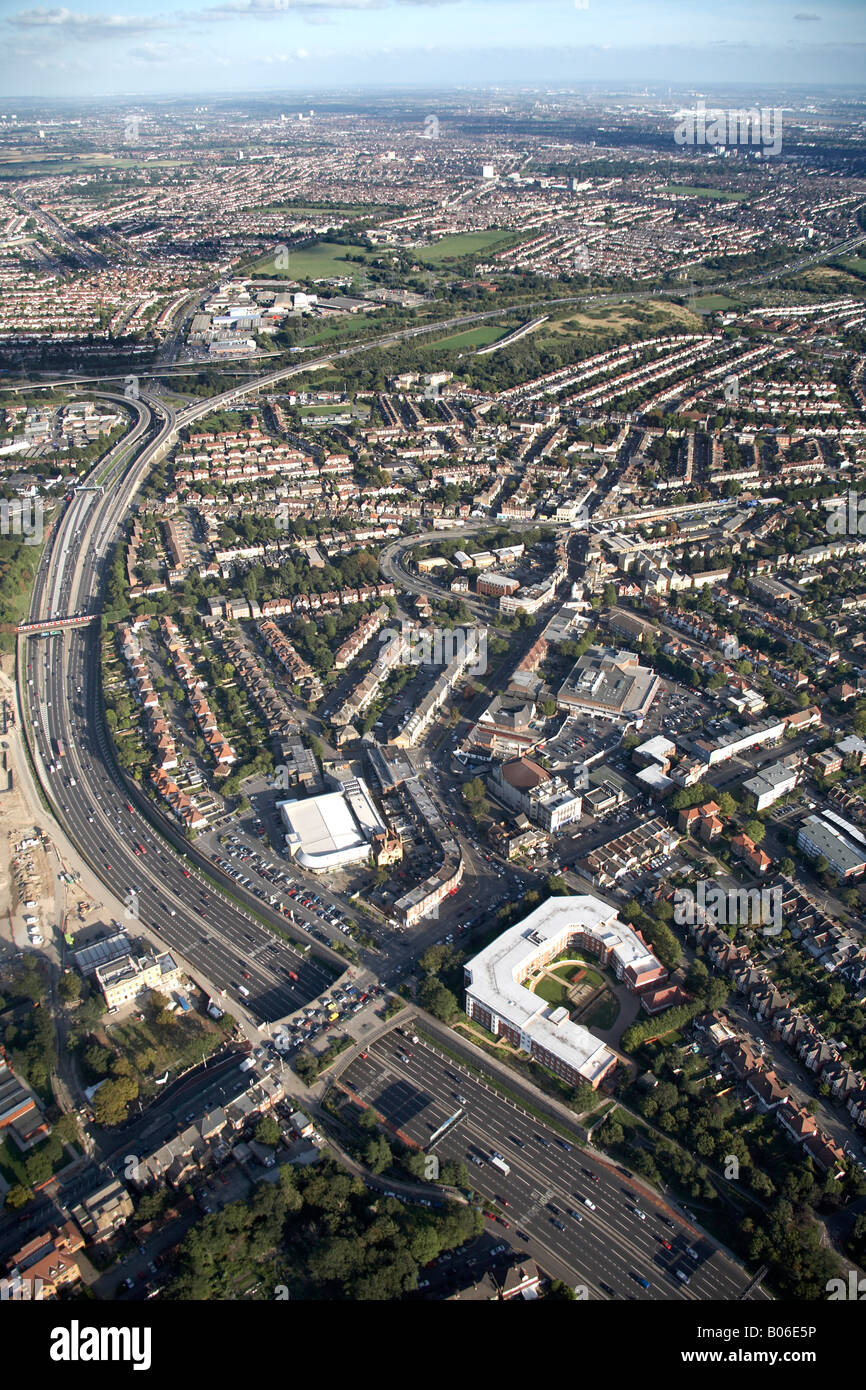 Vue aérienne au sud-est de Southend Rd A406 sortie 4 Charlie Brown s rond-point habitat pavillonnaire et retail park South Woodford Banque D'Images