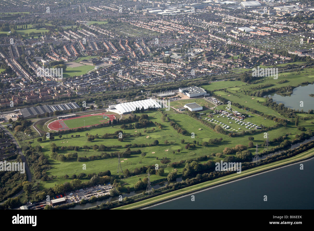 Vue aérienne au nord-ouest de Pickett s Lock Golf Public cinema sports centre rivière Lea maisons de banlieue Edmonton London N9 UK Banque D'Images