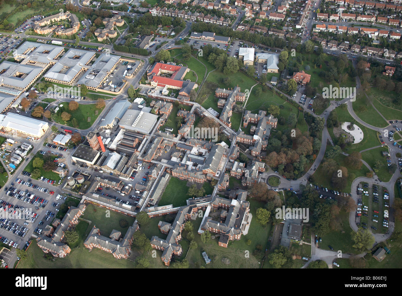 Vue aérienne nord-est de l'hôpital de King George maisons de banlieue Lane Orge terrains peu Heath Ilford London IG3 UK Banque D'Images