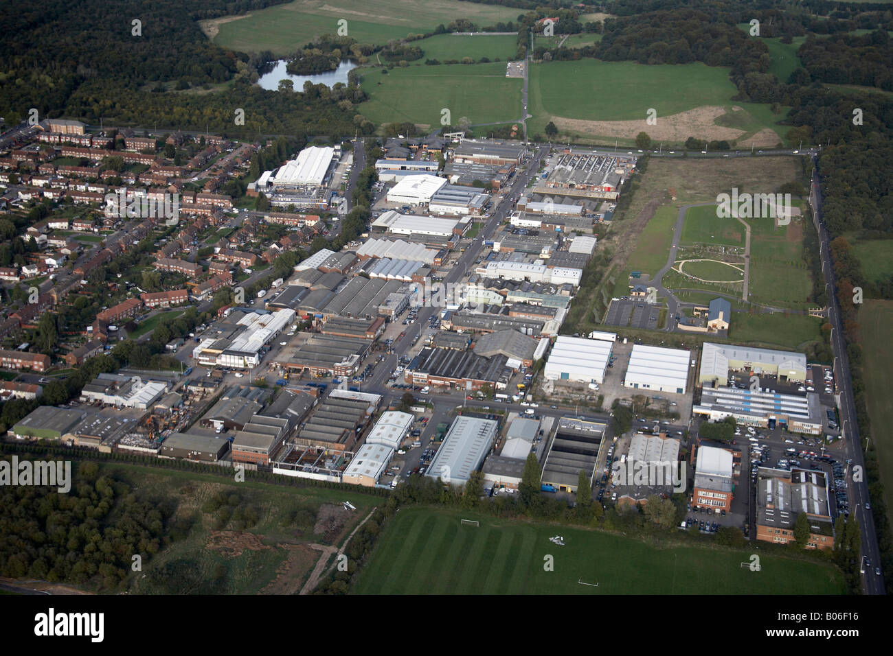 Vue aérienne nord-est de l'Hainaut Industrial Estate Route forestière Romford Road Hainault Forest Country Park Ilford London IG6 IG7 Banque D'Images