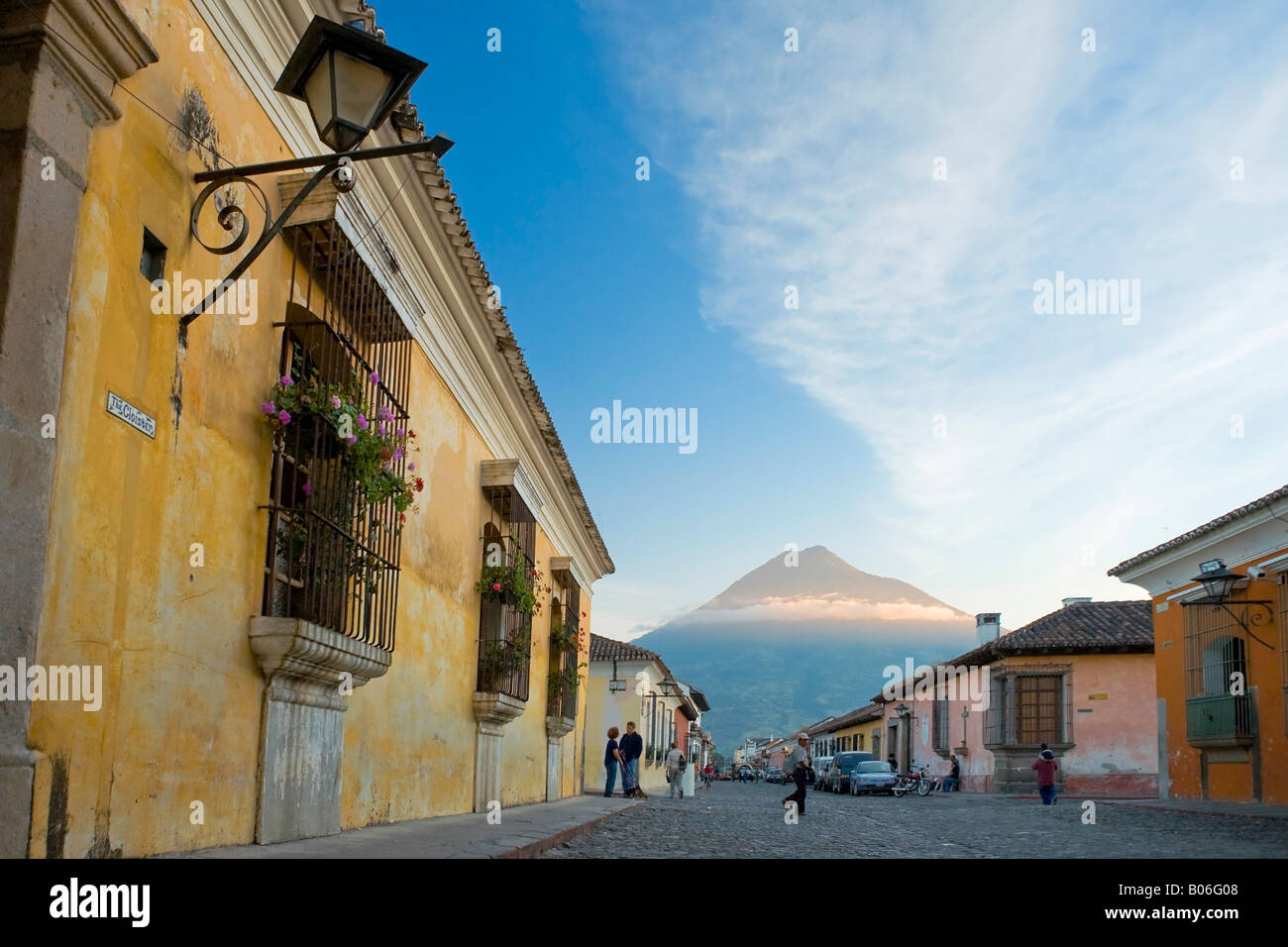 La Antigua Guatemala (Unesco site) et Vulcan de Agua, Guatemala Banque D'Images