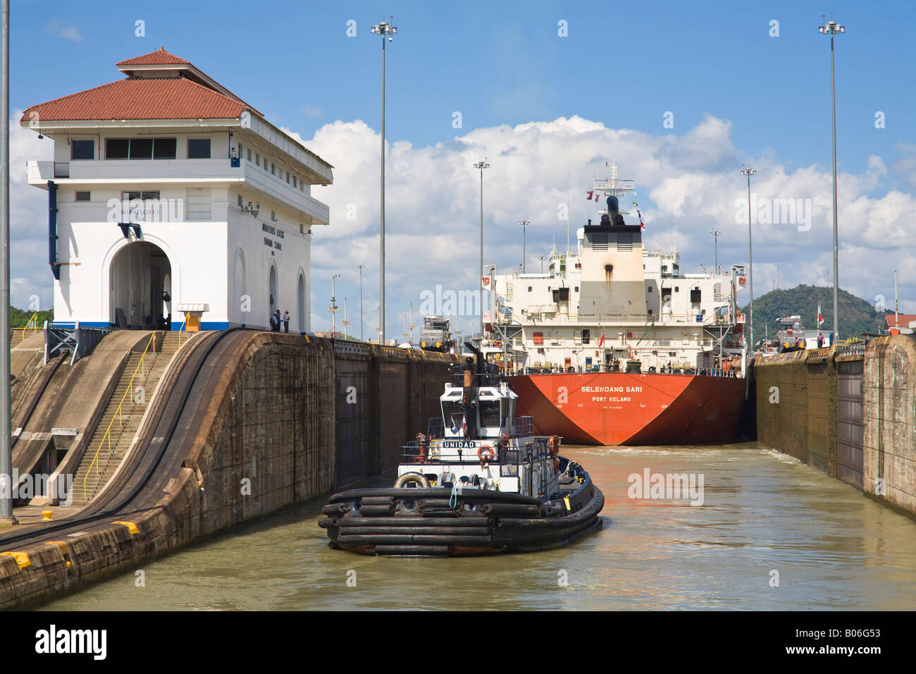 Canal de Panama, Panama, remorqueur escortant un pétrolier à travers écluses Miraflores Banque D'Images