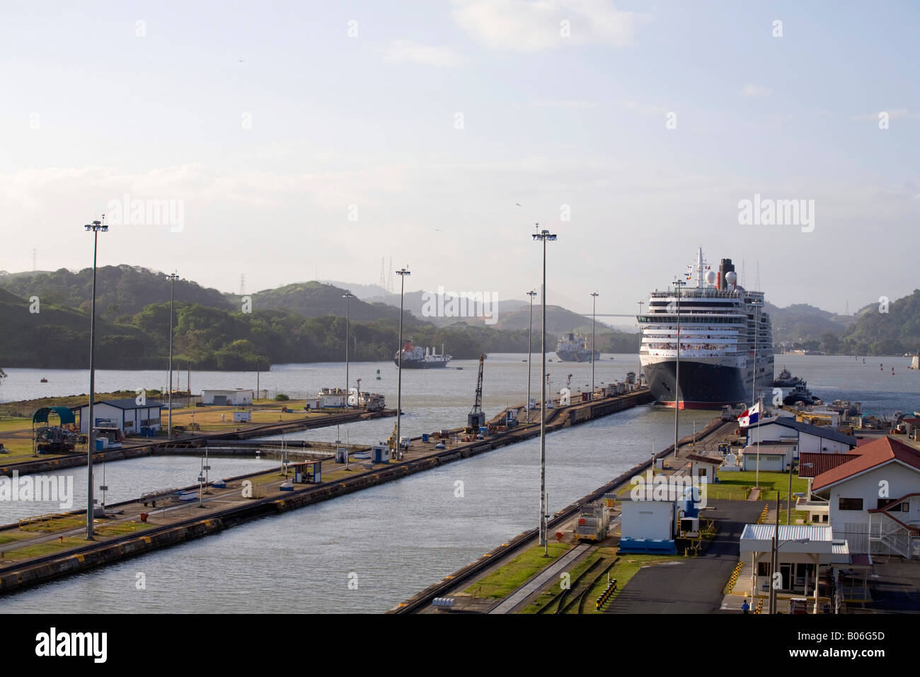 Canal de Panama, Panama, la reine Victoria pour son premier navire de croisière Croisière autour du monde approchant écluses Miraflores Banque D'Images