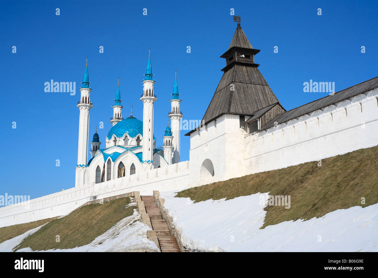 Sharif moderne mosquée dans le Kremlin de Kazan, Tatarstan, Russie Banque D'Images