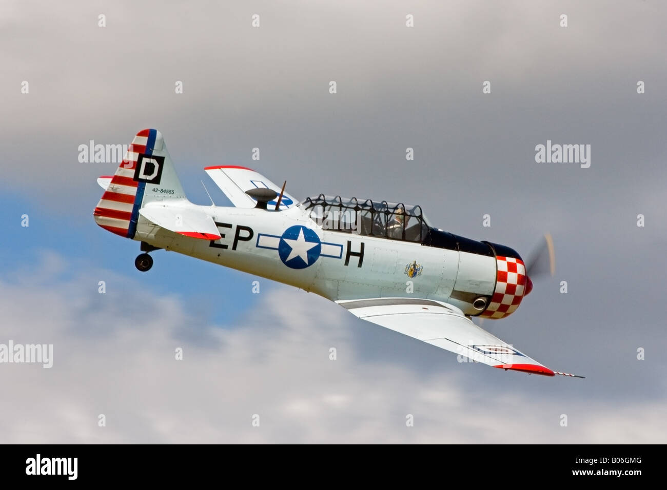 North American AT-6D 111 (Harvard) 42-84566 Texan EP-H D G-ELMH en vol @ Breighton Airfield Banque D'Images