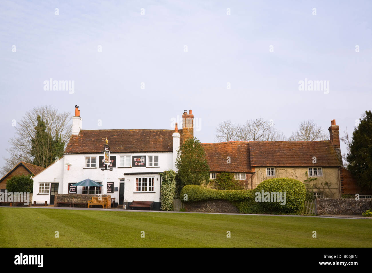 Le pub rural traditionnel avec vue sur un village vert. Tilford Surrey Angleterre Royaume-Uni Grande-Bretagne Banque D'Images