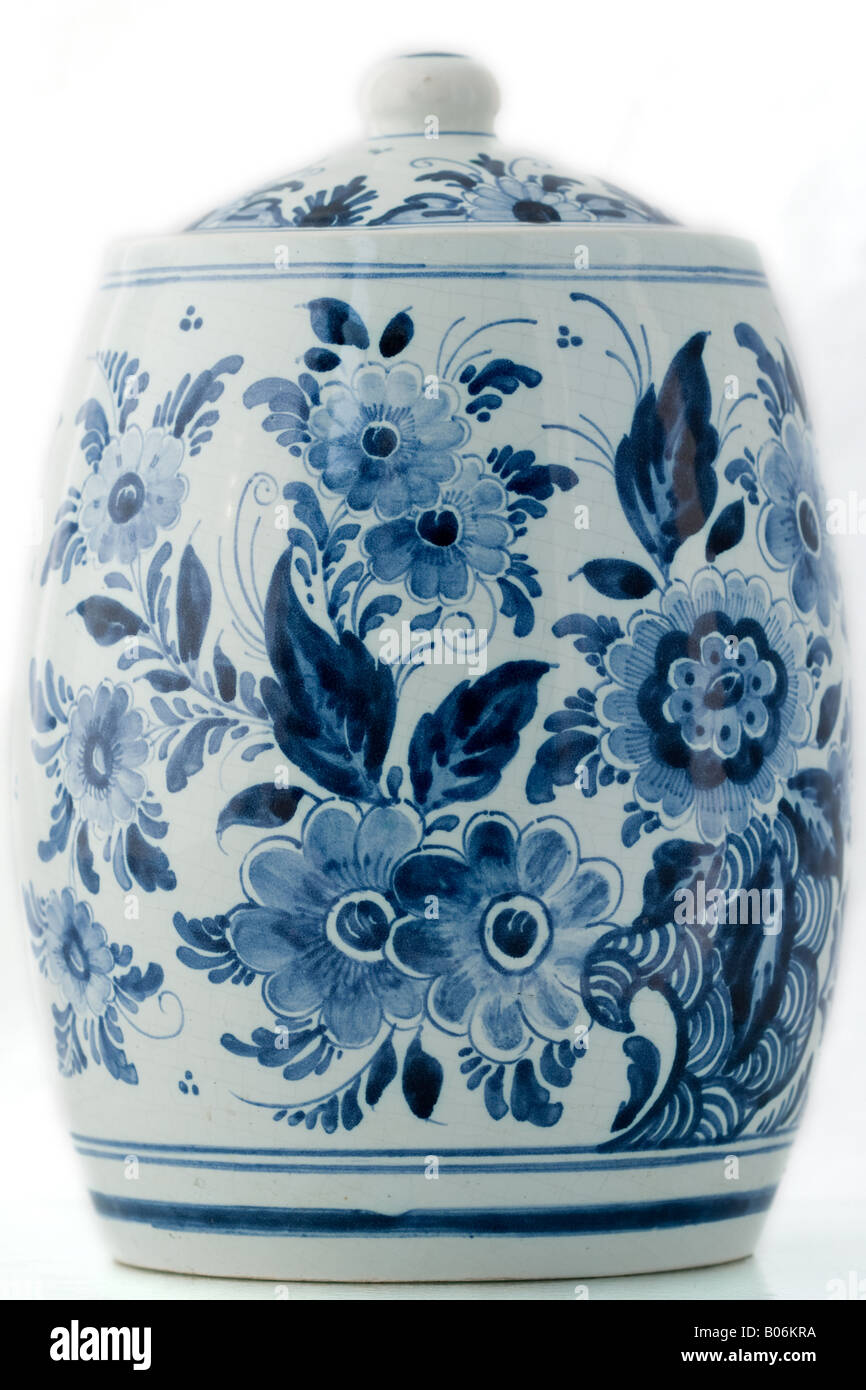 Pot bleu de Delft sur fond blanc Banque D'Images