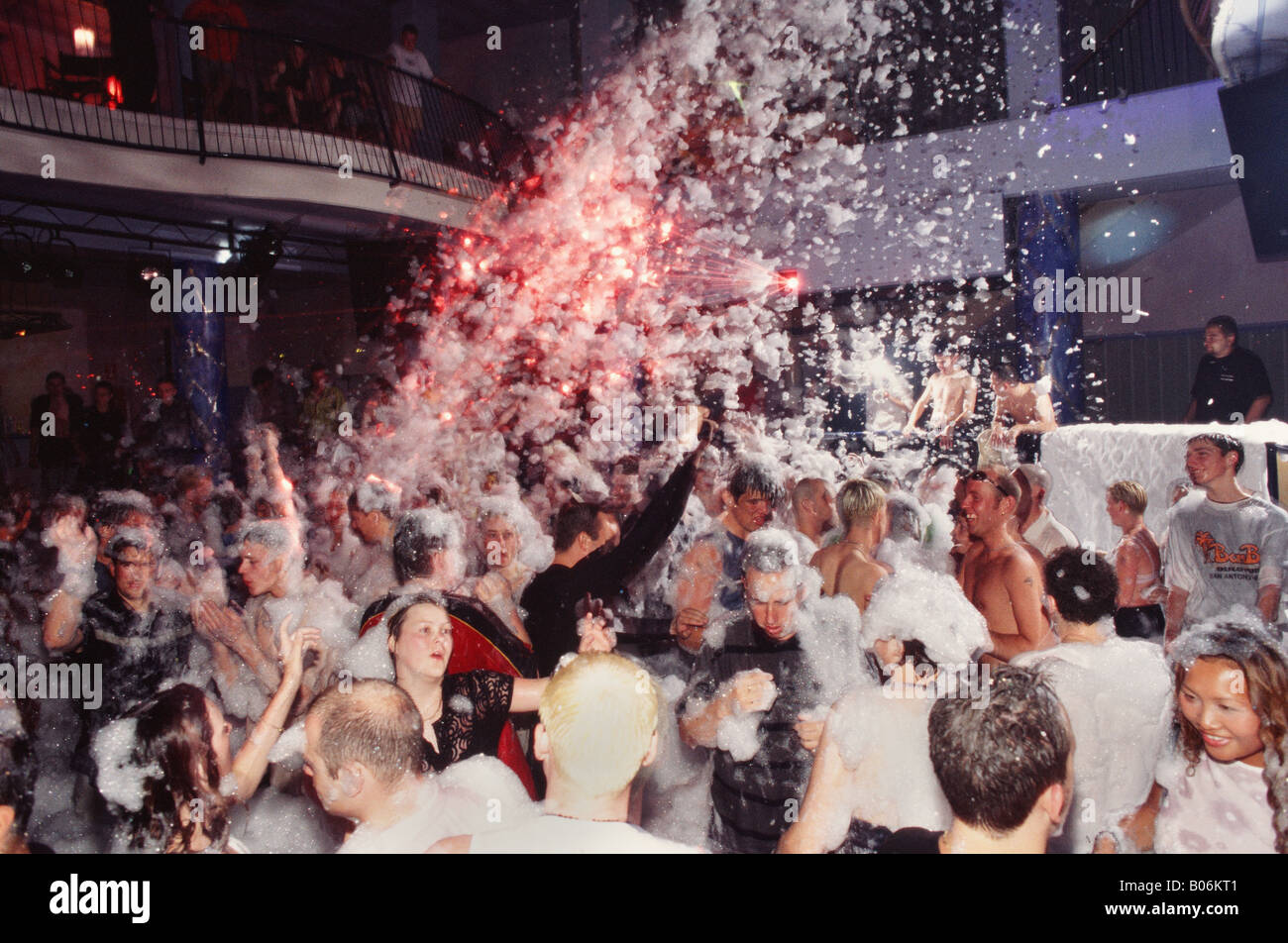 Les jeunes vacanciers appréciant la mousse party au Eden Club Ibiza Espagne Banque D'Images