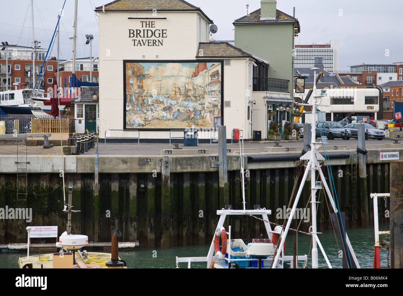 Le pont Tavern sur Dock Carrossage Portsmouth avec une version de la caricature de Thomas Rowlanson intitulé Portsmouth Point, sur un mur. Banque D'Images