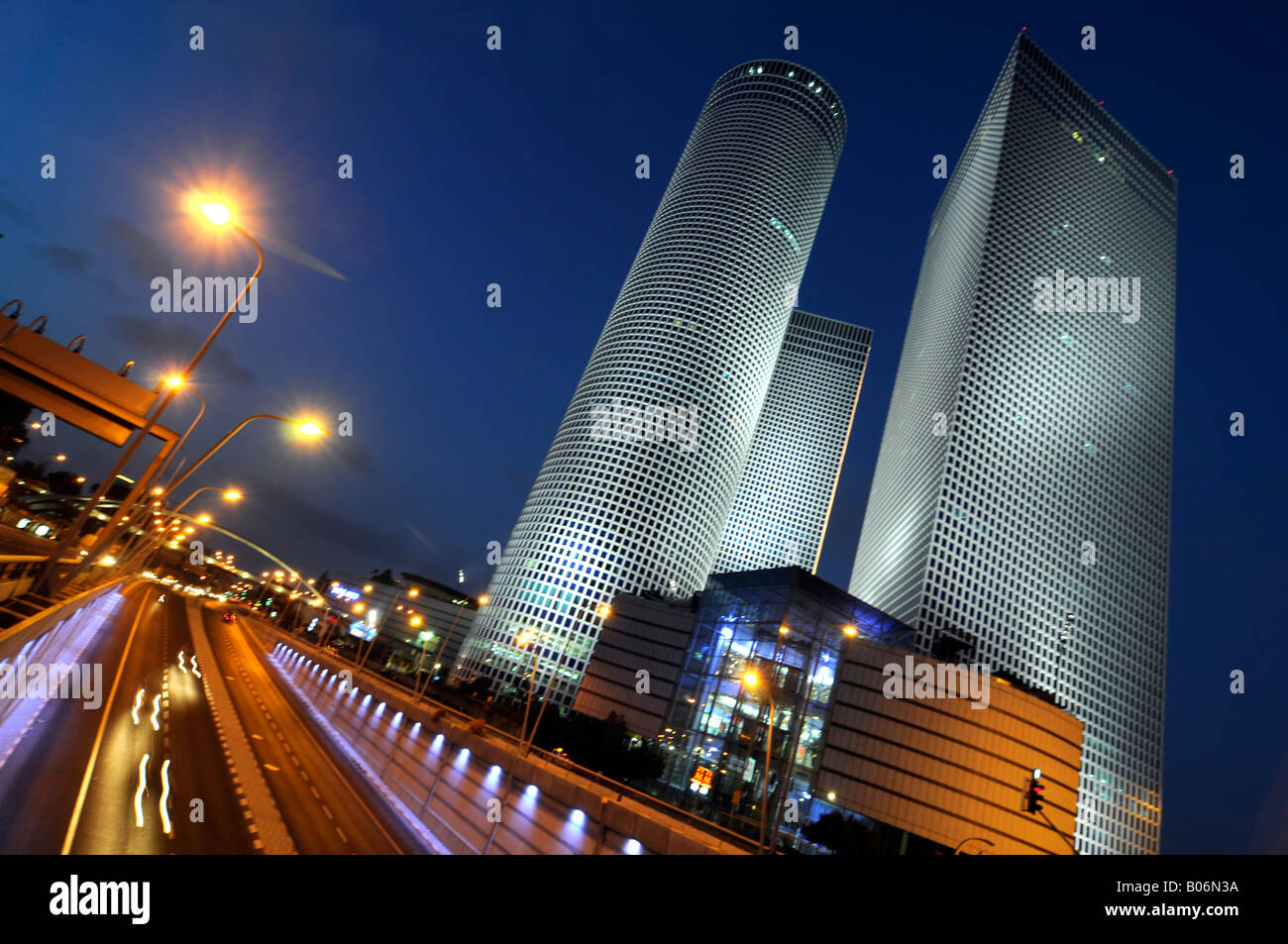 Le Azrielis - Tour d'un rond, un carré, et d'un gratte-ciel triangulaire ; business towers à Tel Aviv, Israël Banque D'Images