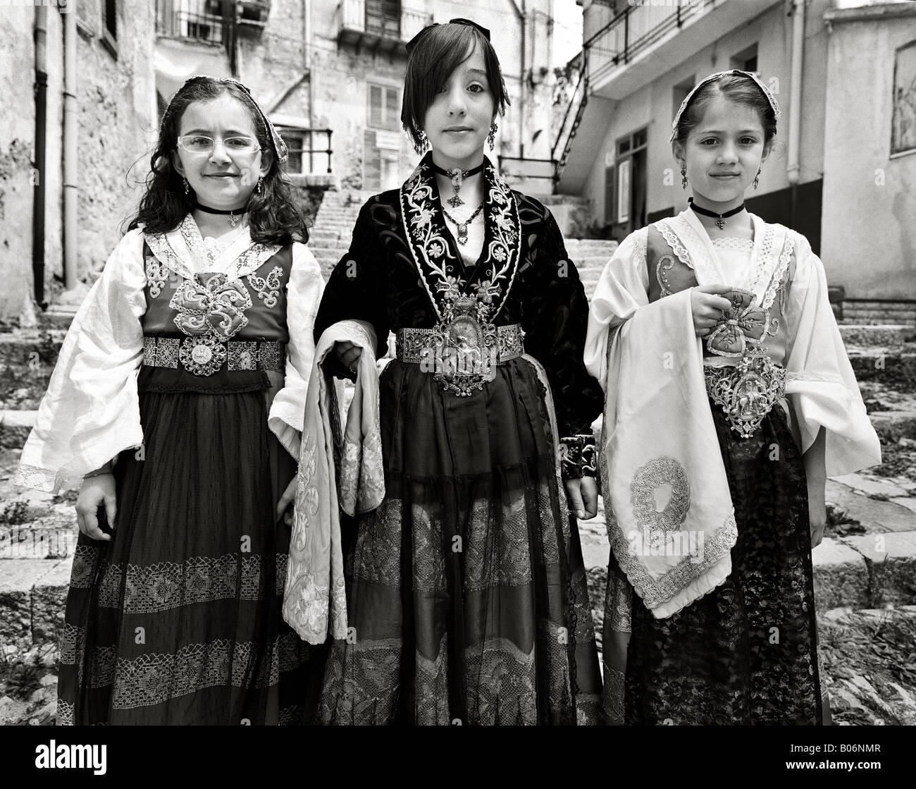 Les jeunes filles portant des vêtements traditionnels pour la célébration de Pâques Borgetto Palerme Sicile Italie Banque D'Images