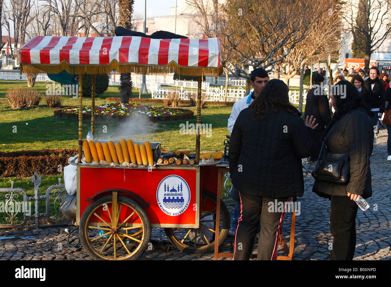 Vendeur de maïs bouilli et Rasted avec son chariot dans la rue d'Istanbul, Turquie, Février 2008 Banque D'Images