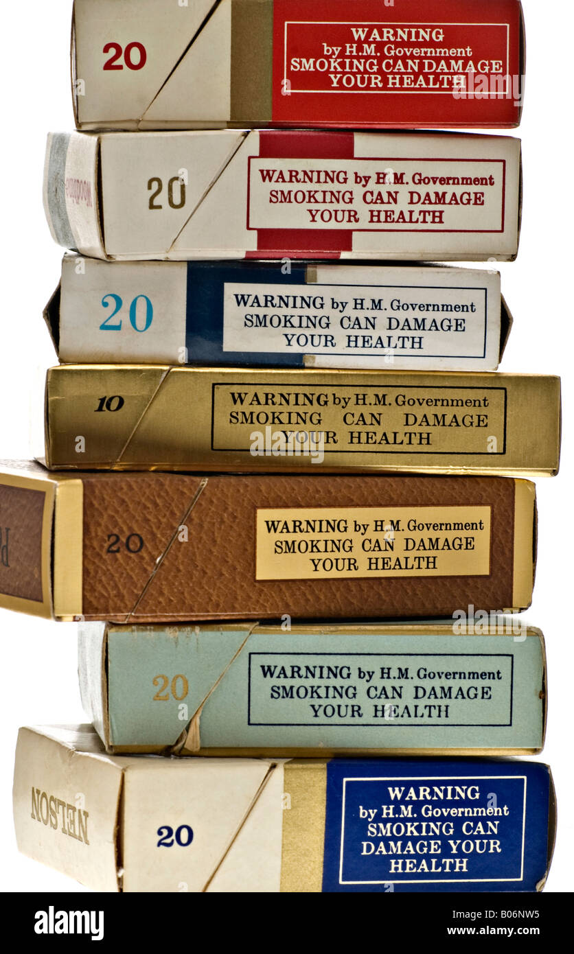 De vieux paquets de cigarettes des avertissements de santé Gouvernement montrant. Banque D'Images