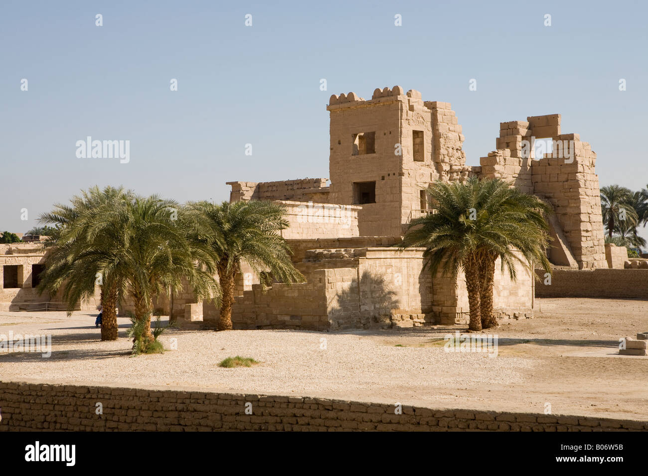 Migdol Gate et du Harem à Médinet Habou, temple funéraire de Ramsès III, rive ouest du Nil, Louxor, Egypte Banque D'Images