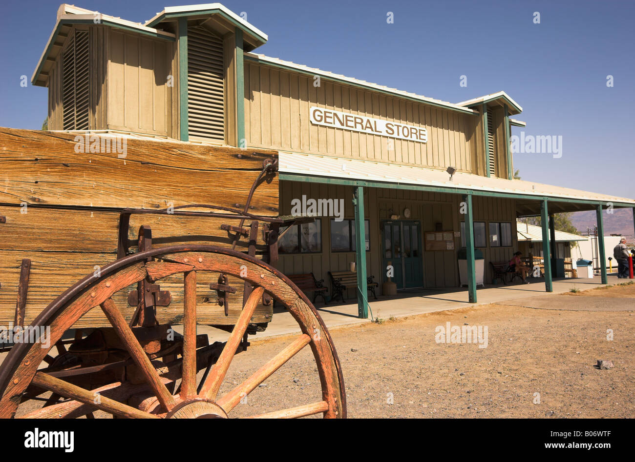 Un vieux wagon en face du magasin général à Stovepipe Wells, Death Valley National Park, California, USA. Photo de mars 2008. Banque D'Images