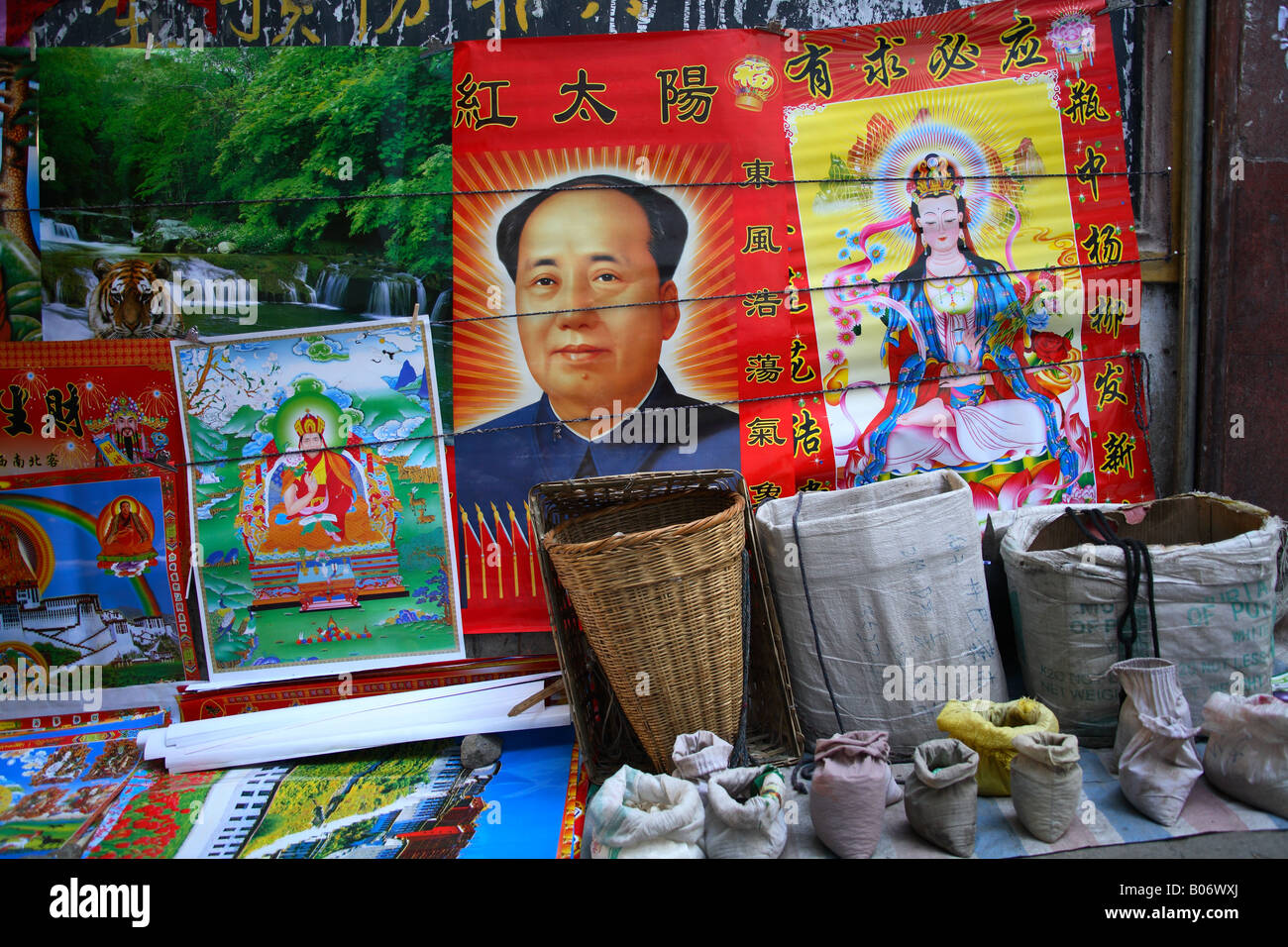 Des affiches de Mao et de l'alimentation pour vendre Banque D'Images