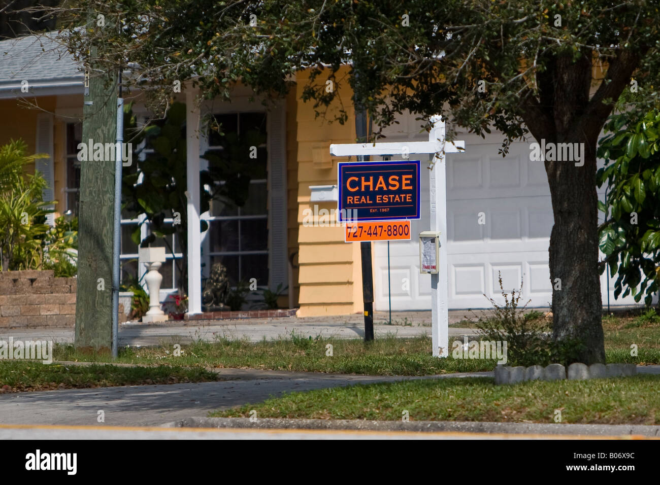 Chase Immobilier Vente signe devant une résidence Banque D'Images
