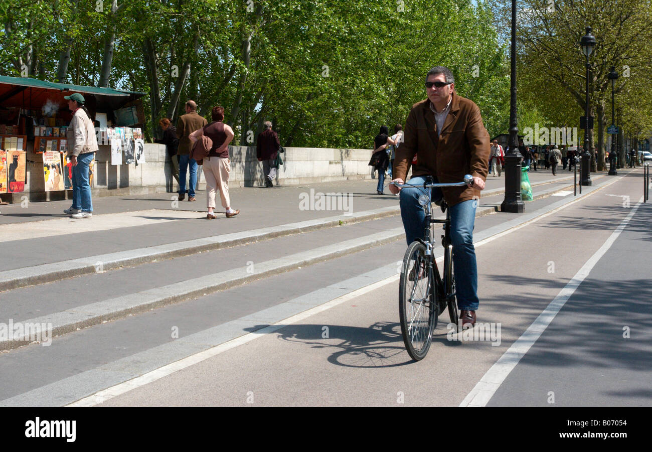 L'homme à vélo sur piste cyclable sur la rive gauche de Paris France Banque D'Images