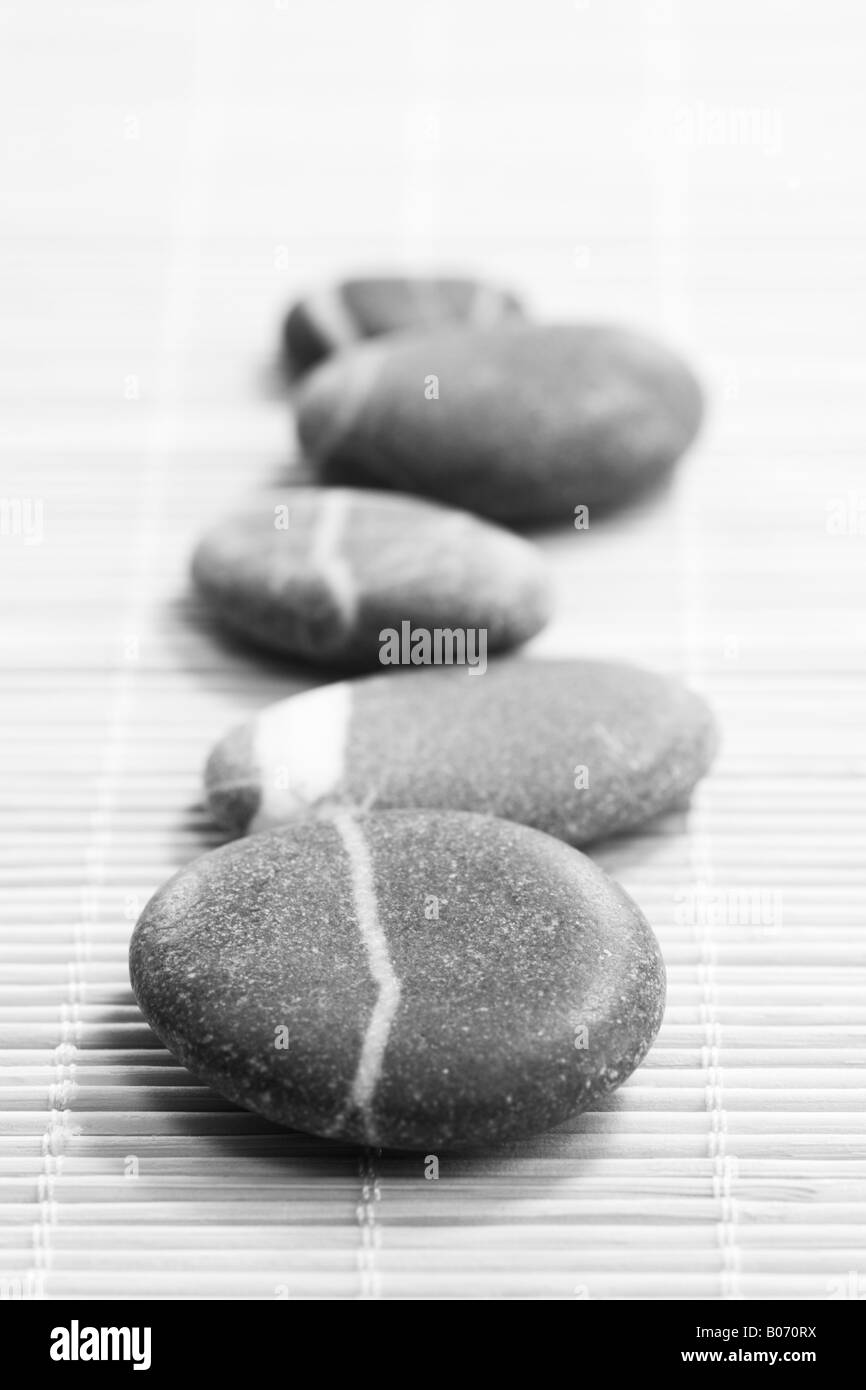Pierres plates pour spa massage en ligne. Le noir et blanc Banque D'Images
