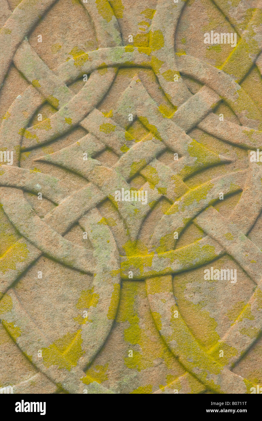 L'Ecosse Scottish Borders Ladykirk conception celtique sur un mémorial de guerre contre l'intérieur de l'enceinte de l'église de Ladykirk Banque D'Images