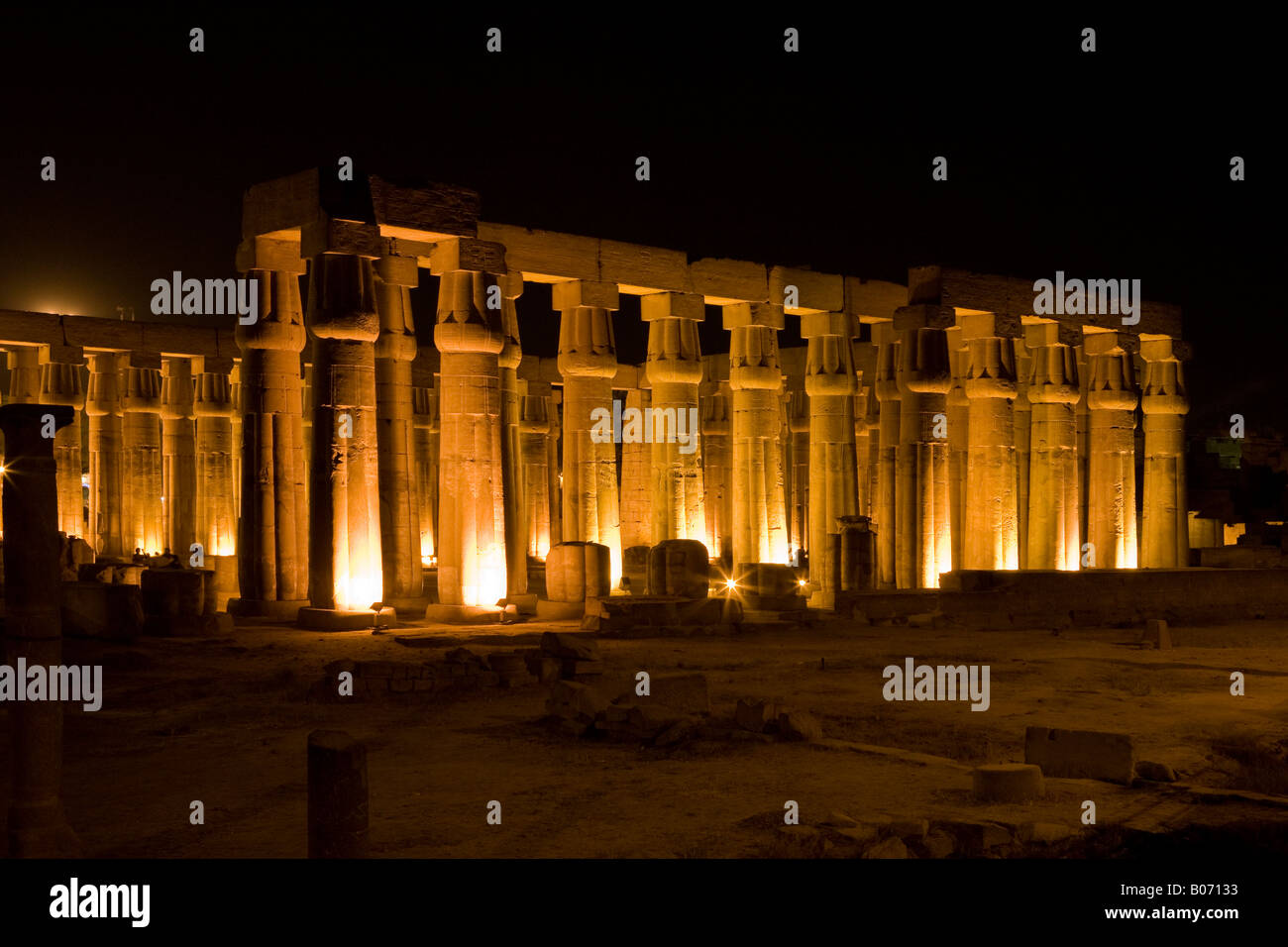 Le temple de Louxor de nuit Colonnade, Luxor, Egypte, Afrique du Nord Banque D'Images