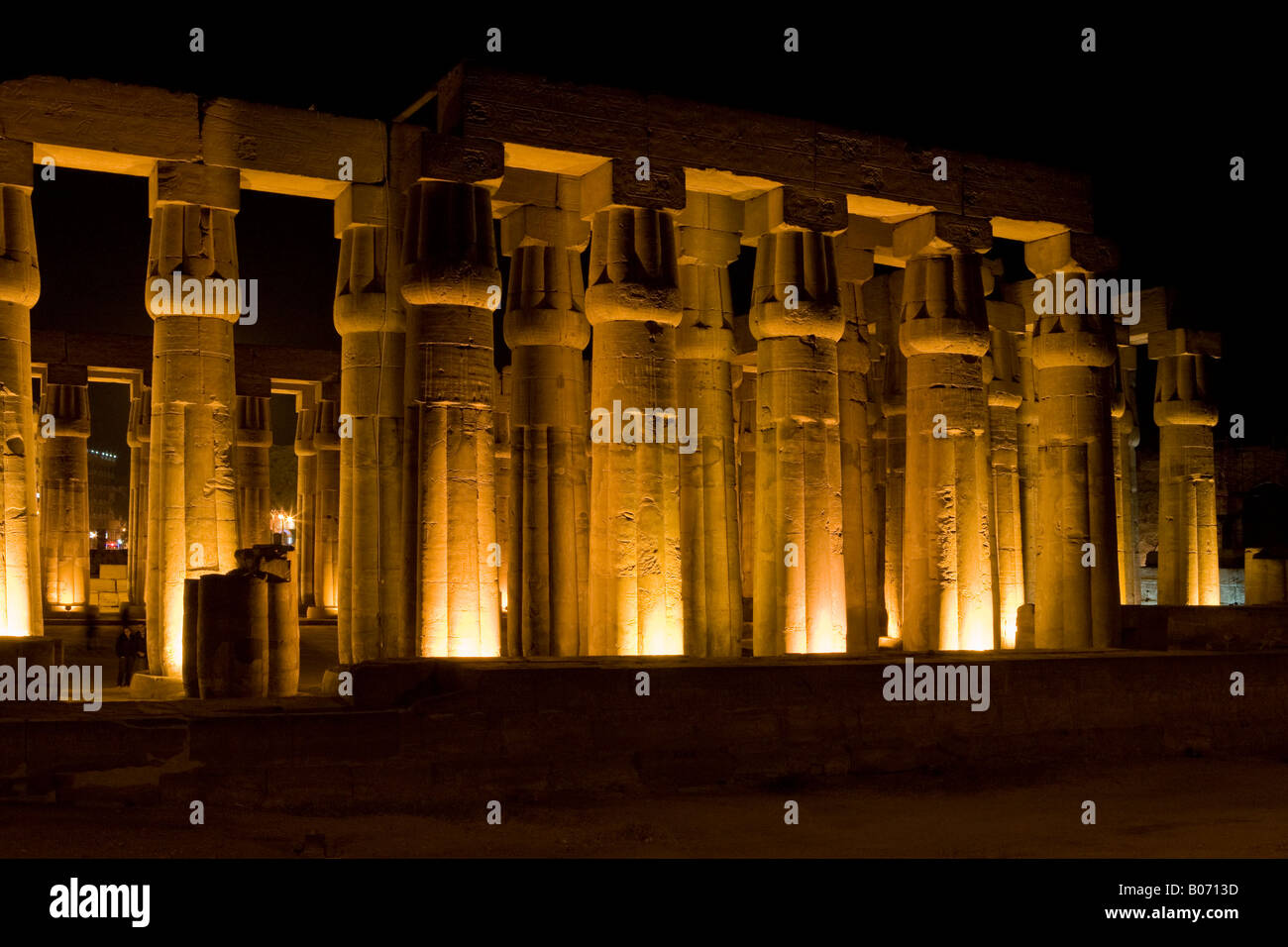 Le temple de Louxor de nuit Colonnade, Luxor, Egypte, Afrique du Nord Banque D'Images