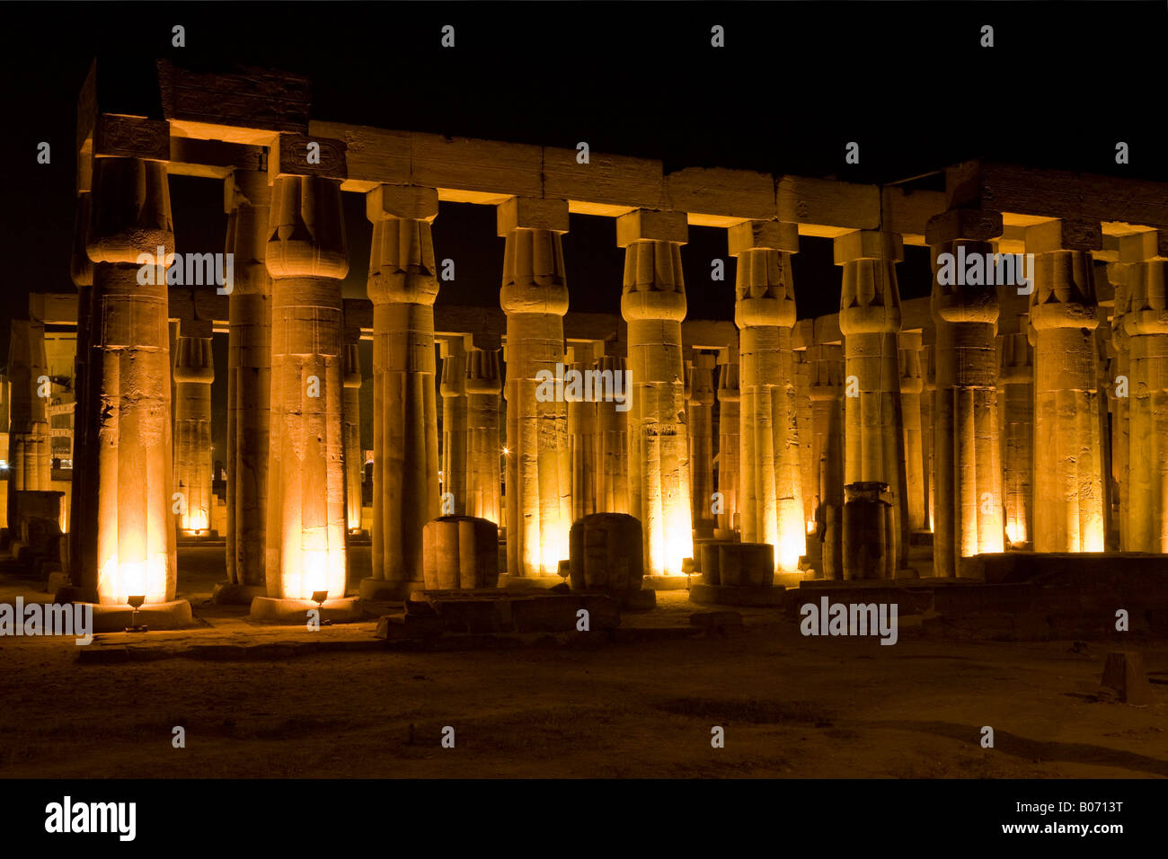 Le temple de Louxor de nuit Colonnade, Luxor, Egypte, Afrique du Nord Banque D'Images