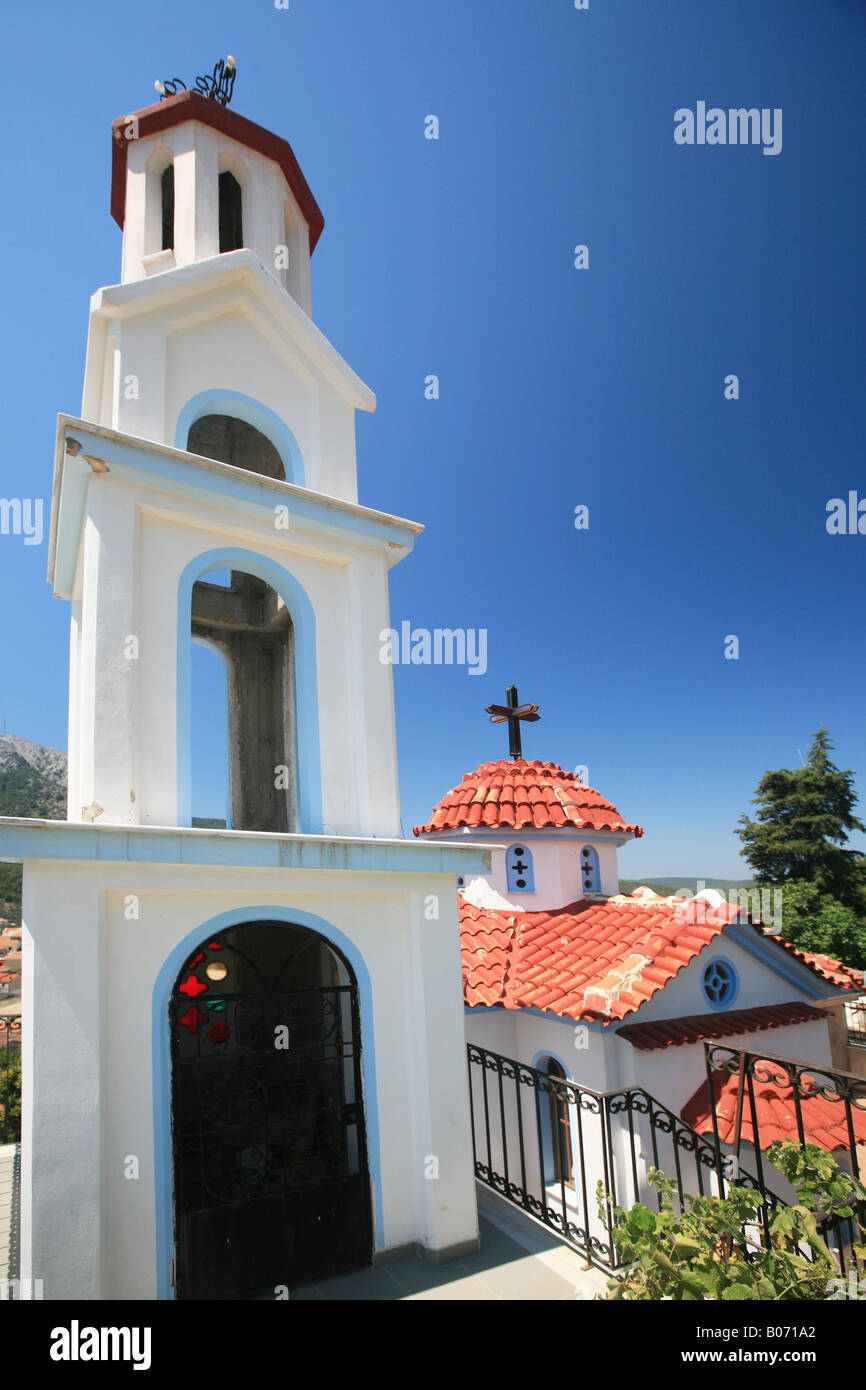 Vieille église en Agiassos avec le Mont Olympe en arrière-plan, Lesbos, l'Est de l'îles de la mer Égée, Grèce Banque D'Images Vieille église en Agiassos avec le Mont Olympe en arrière-plan, Lesbos, l'Est de l'îles de la mer Égée, Grèce Banque D'Images