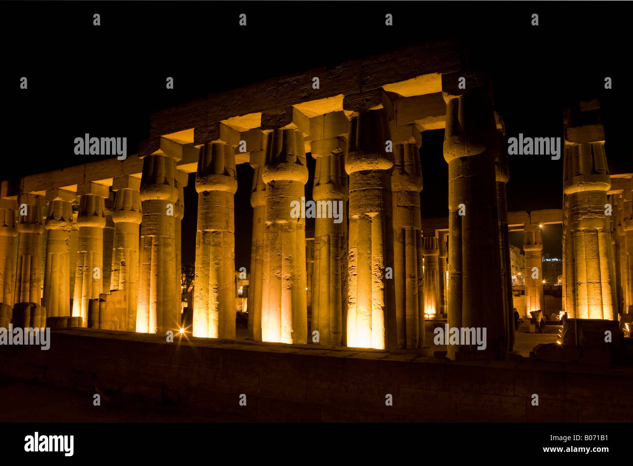 Le temple de Louxor de nuit Colonnade, Luxor, Egypte, Afrique du Nord Banque D'Images