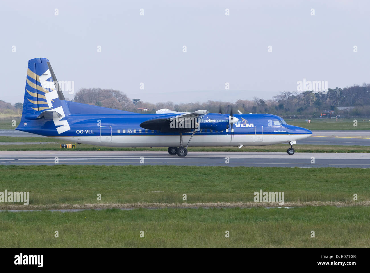 [50 VLM Fokker F27 Mk050] roulement au décollage à Ringway Manchester Greater Manchester Aéroport Angleterre Royaume-Uni Banque D'Images