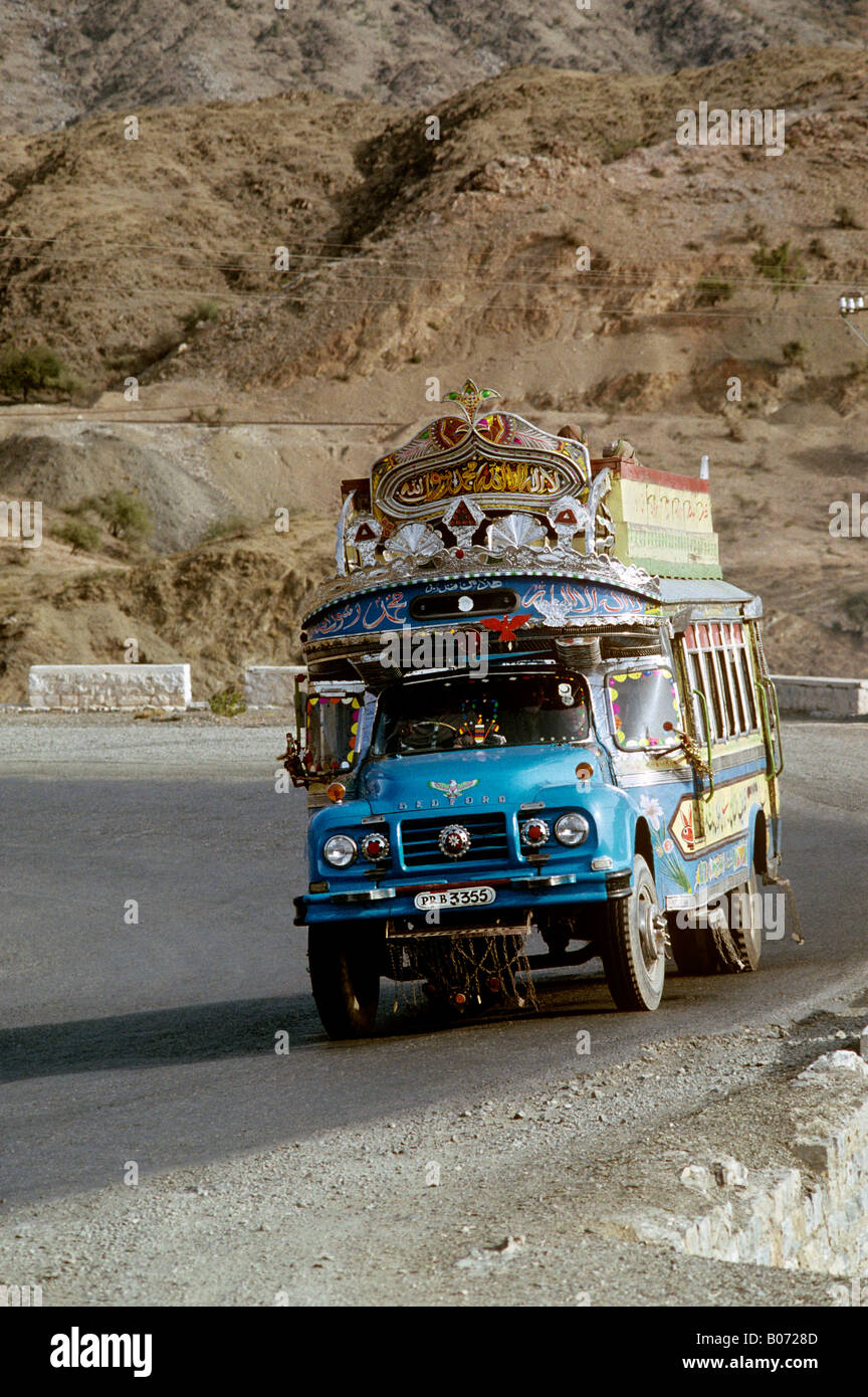 Le Pakistan Khyber Pass bus décoré de PFNL route qui monte jusqu'au col Banque D'Images