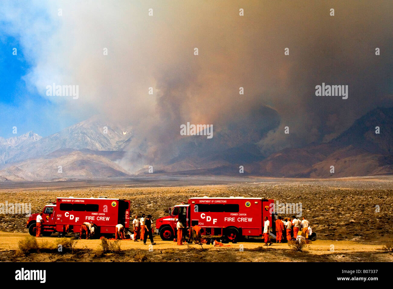 Équipe d'incendie après l'incendie de forêt massive sur l'autoroute 395 à l'est de la Sierra Nevada Mts. Juillet 2007 Banque D'Images