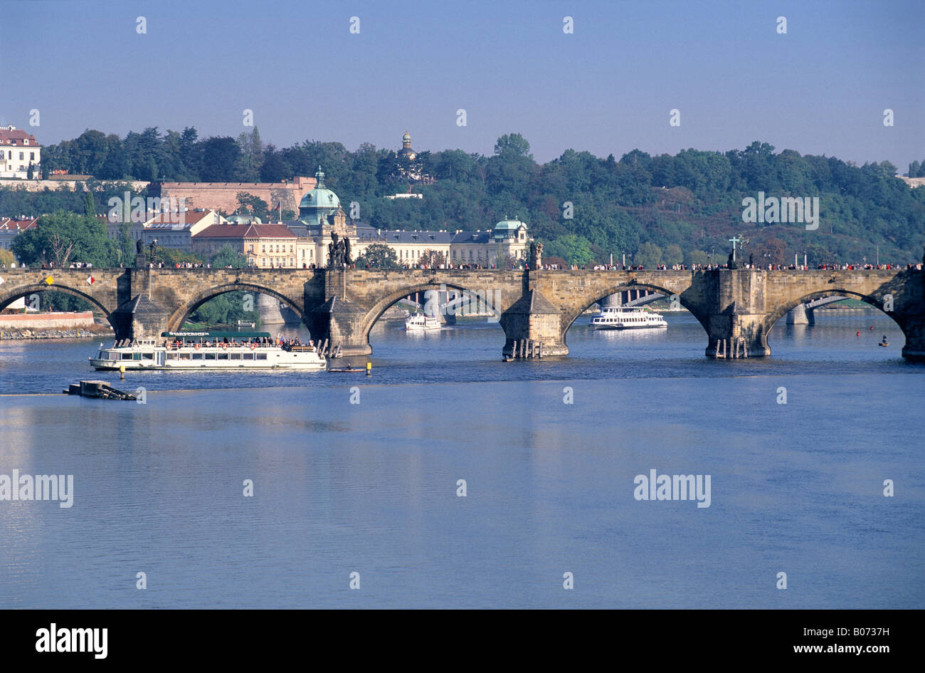 République Tchèque Prague PONT CHARLES SUR LA VLTAVA BATEAUX Banque D'Images